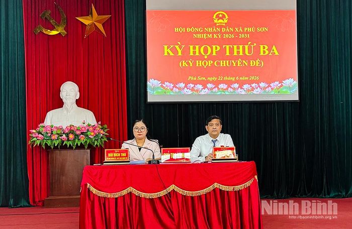 Các đồng chí chủ tọa kỳ họp. Ảnh: Lan Anh