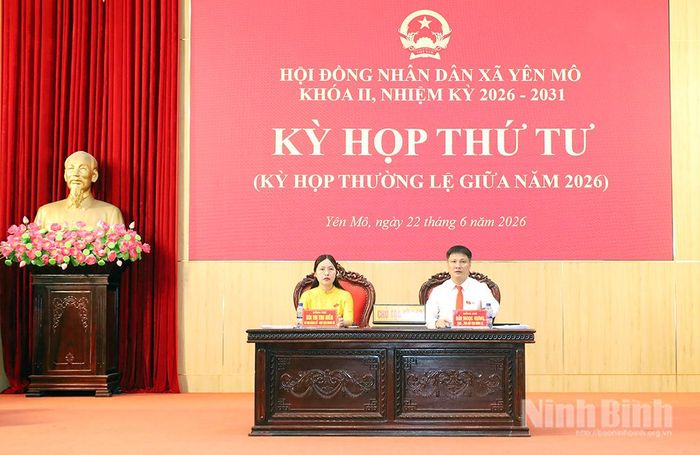 Các đồng chí chủ tọa kỳ họp. Ảnh: Lê Dũng