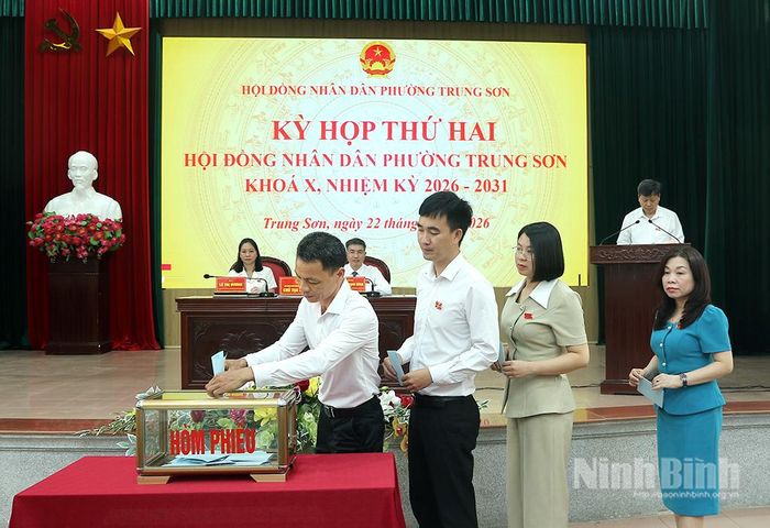 Các đại biểu HĐND phường Trung Sơn bầu bổ sung Ủy viên UBND phường nhiệm kỳ 2026-2031. Ảnh: Mai Phương