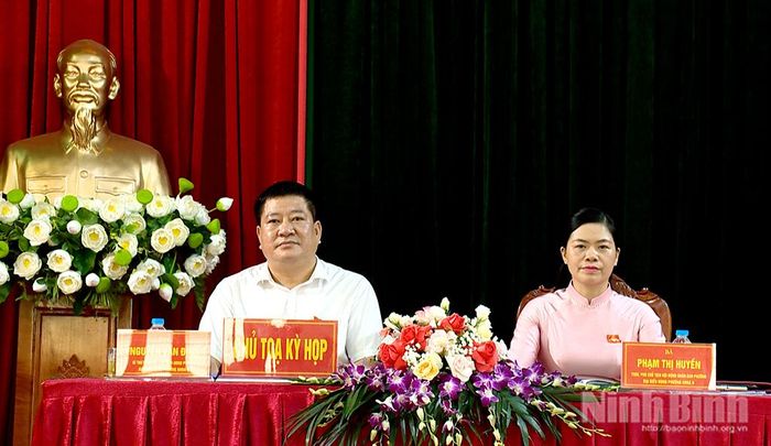 Các đồng chí chủ tọa kỳ họp. Ảnh: Đào Hằng