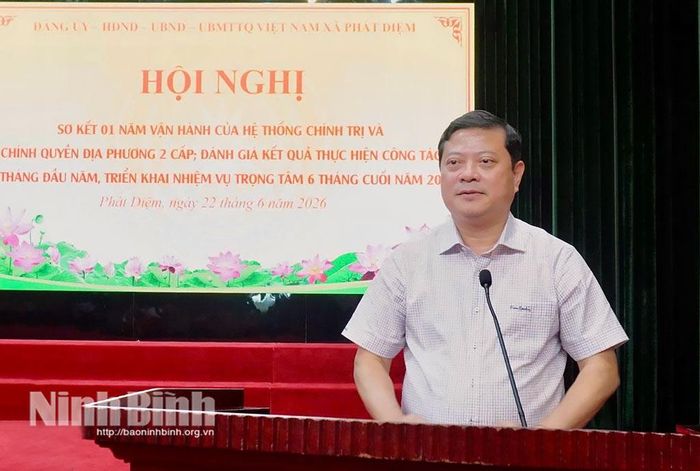 Đồng chí Lê Văn Kiên, Tỉnh ủy viên, Bí thư Đảng ủy xã Phát Diệm phát biểu tại hội nghị.