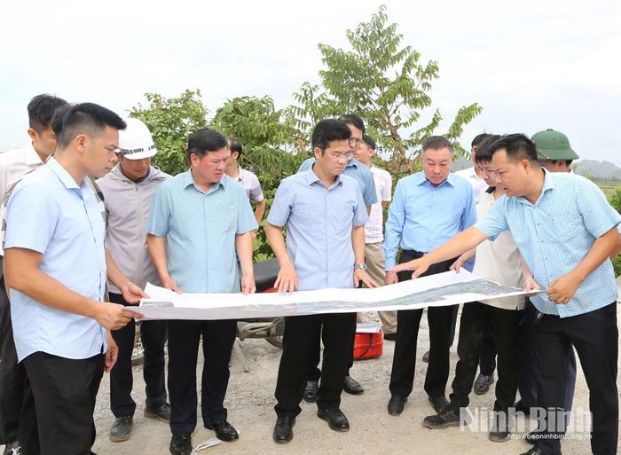 Đại diện các đơn vị báo cáo tiến độ giải phóng mặt bằng, thi công Dự án.