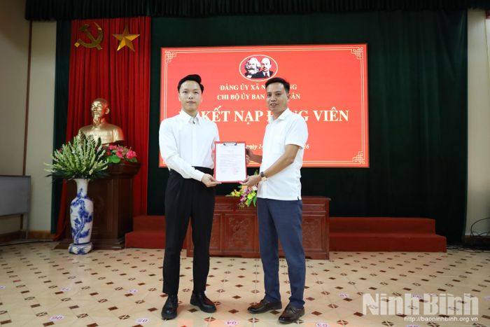 Đảng bộ xã Nam Hồng quan tâm tạo nguồn, phát triển đảng viên trẻ.