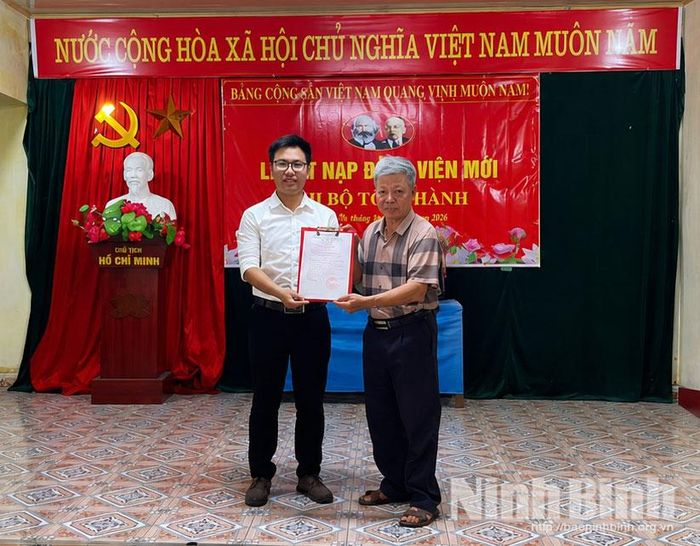 Chi bộ thôn Tân Thành trao Quyết định kết nạp đảng viên cho đồng chí Lê Tuấn Anh.