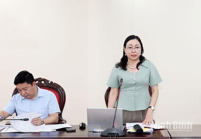Đồng chí Đinh Thị Lụa, Phó Bí thư Tỉnh ủy, Chủ tịch Ủy ban MTTQ Việt Nam tỉnh phát biểu tại hội nghị.