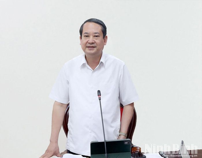 Đồng chí Mai Văn Tuất, Phó Bí thư Tỉnh ủy, Trưởng Đoàn đại biểu Quốc hội tỉnh phát biểu tại hội nghị.
