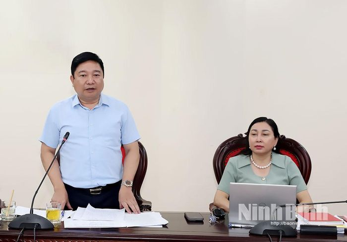Đồng chí Nguyễn Tiến Dũng, Tỉnh ủy viên, Giám đốc Sở Giáo dục và Đào tạo phát biểu tại hội nghị.