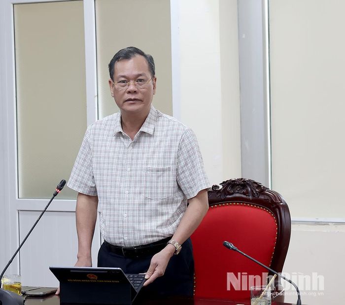 Đồng chí Lê Quốc Chỉnh, Phó Bí thư Tỉnh ủy, Chủ tịch HĐND tỉnh phát biểu tại hội nghị.