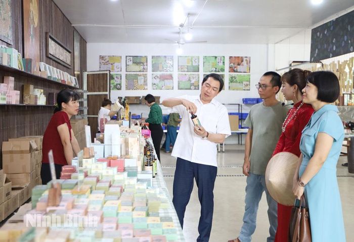 Đoàn tham quan gian trưng bày các loại bánh xà bông thảo dược do Hợp tác xã Sinh Dược sản xuất.