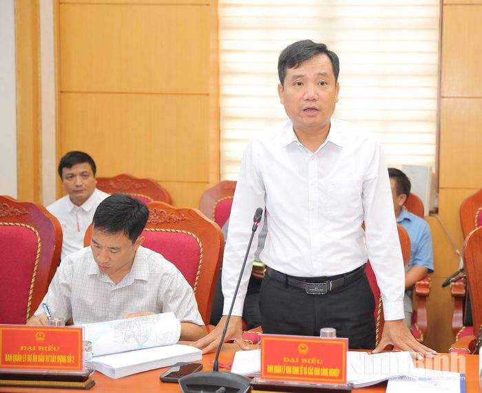 Lãnh đạo Ban Quản lý Khu kinh tế và các khu công nghiệp tỉnh phát biểu tại hội nghị.