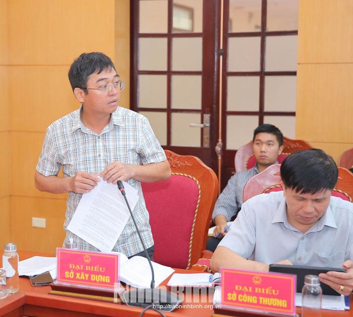 Lãnh đạo Sở Xây dựng phát biểu tại hội nghị.