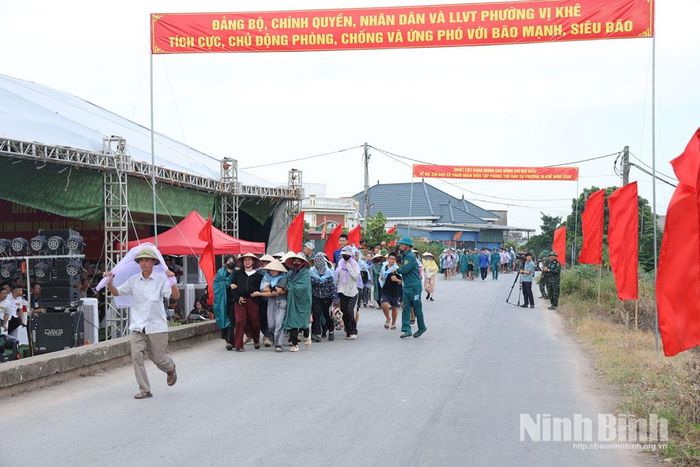 Diễn tập sơ tán, di dời nhân dân khỏi vùng nguy hiểm đến nơi an toàn.