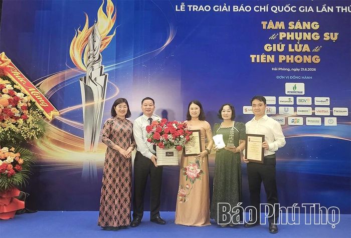 Chủ tịch Hội Nhà báo tỉnh Phú Thọ Nguyễn Mạnh Tuấn, lãnh đạo Báo và phát thanh, truyền hình Phú Thọ chúc mừng các tác giả đạt giải.