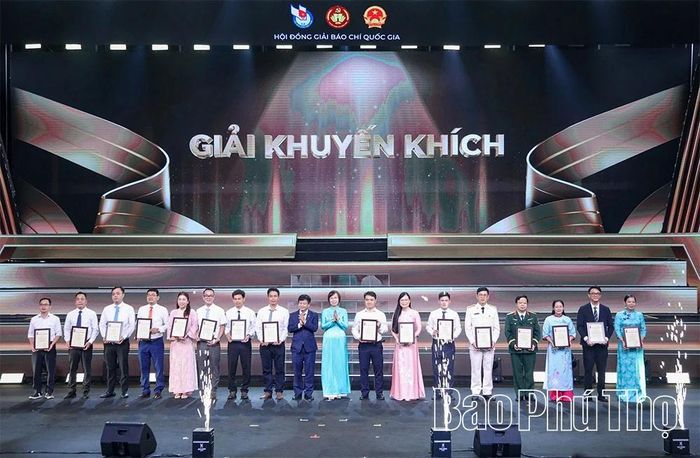 Ban tổ chức trao giải Khuyến khích cho các tác giả đạt giải.