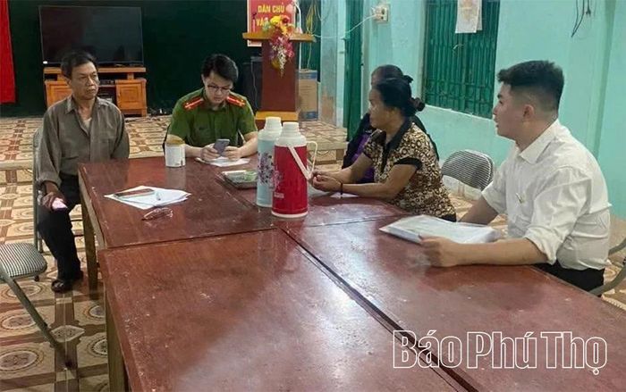 Công an xã An Nghĩa xuống khu dân cư nắm tình hình an ninh, trật tự trên địa bàn.