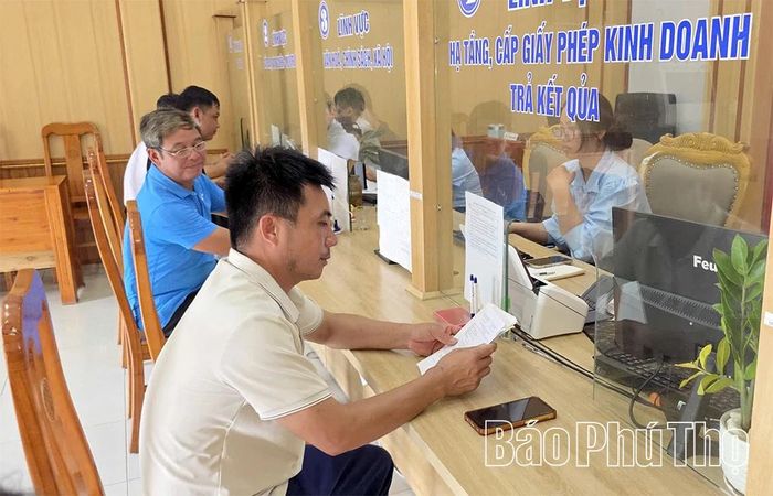 Người dân làm các thủ tục tại Trung tâm Phục vụ hành chính công xã Lai Đồng.
