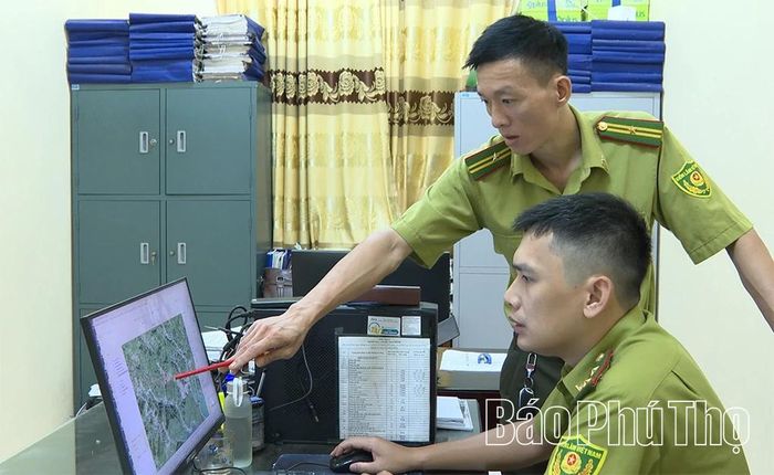 Cán bộ Hạt Kiểm lâm Mai Châu theo dõi diễn biến rừng trên vệ tinh.