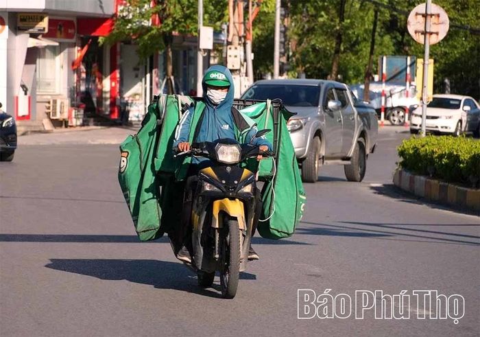 Chủ động tránh tiếp xúc trực tiếp với nắng gắt góp phần bảo vệ sức khỏe.