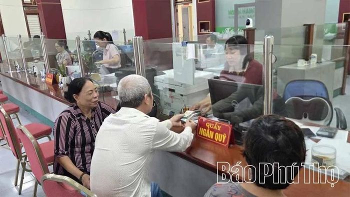Ông Phan Văn Tân, sinh năm 1972, ở thôn Mới, xã Vĩnh Hưng nhận tiền vay ưu đãi tại Phòng Giao dịch Ngân hàng Chính sách xã hội Vĩnh Tường.