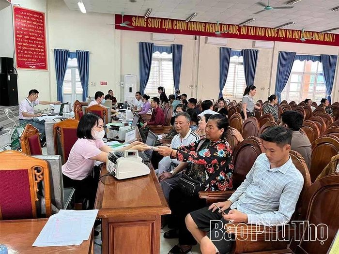 Cán bộ Phòng Giao dịch NHCSXH Thổ Tang hỗ trợ người chấp hành xong án phạt tù tiếp cận nguồn vốn.