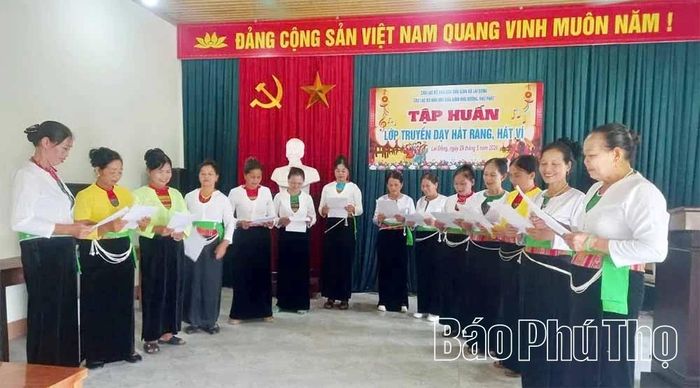 CLB Văn hóa Dân gian xã Lai Đồng tập huấn hát ví, rang cho các hội viên.