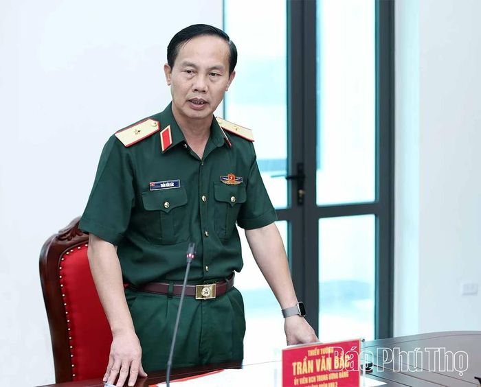 Đồng chí Thiếu tướng Trần Văn Bắc - Ủy viên Ban Chấp hành Trung ương Đảng, Tư lệnh Quân khu 2 phát biểu chỉ đạo tại hội nghị.