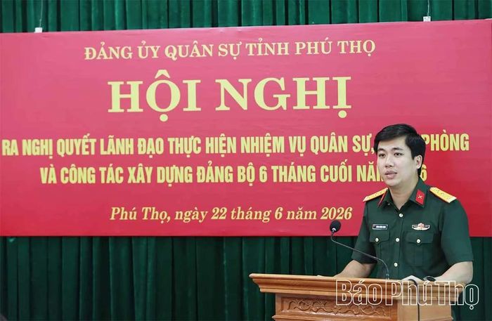 Đồng chí Phó Bí thư Thường trực Đảng ủy Quân sự tỉnh, Chính ủy Bộ CHQS tỉnh Lương Hoàng Giang báo cáo dự thảo Nghị quyết thực hiện nhiệm vụ quân sự, quốc phòng và xây dựng Đảng bộ 6 tháng cuối năm 2026.