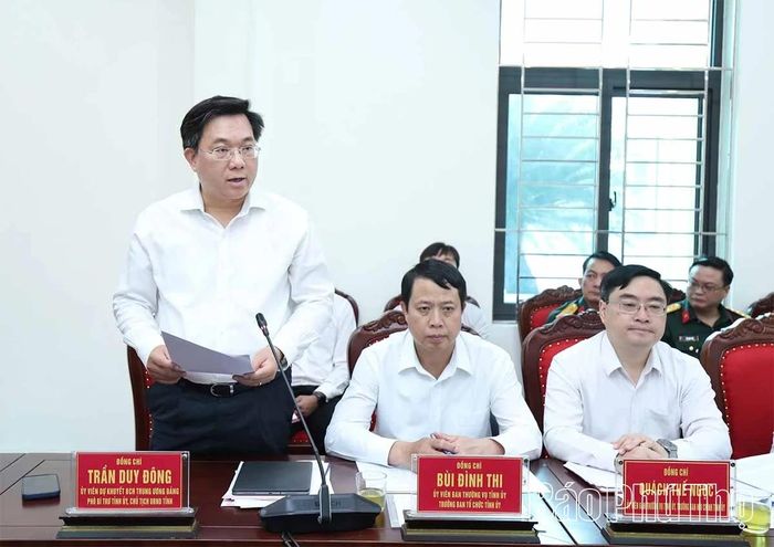 Đồng chí Chủ tịch UBND tỉnh Trần Duy Đông phát biểu tại hội nghị.