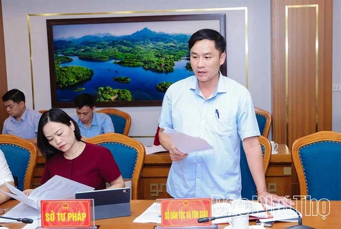 Lãnh đạo Sở Dân tộc và Tôn giáo báo cáo tại hội nghị.