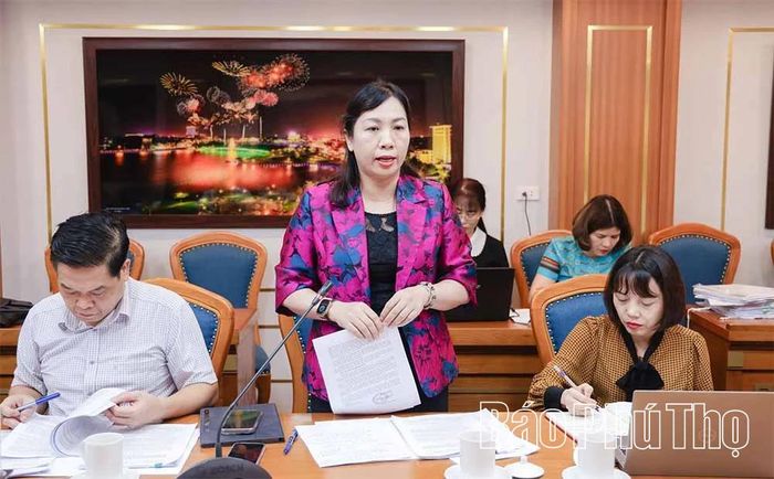 Thành viên Ban Dân tộc HĐND tỉnh đóng góp ý kiến vào dự thảo nghị quyết.