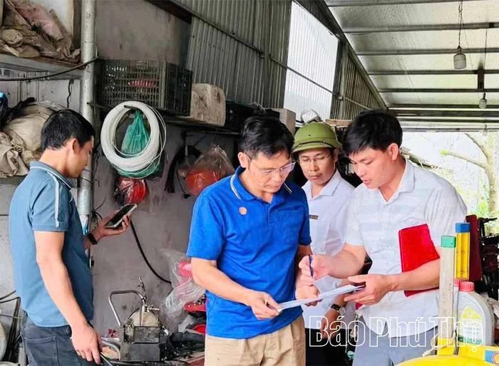 Xác định tuyên truyền để tạo đồng thuận trong giải tỏa các vi phạm, Đoàn công tác của UBND xã tích cực gặp gỡ, trao đổi để người vi phạm hiểu và đồng thuận, tự nguyện khắc phục.