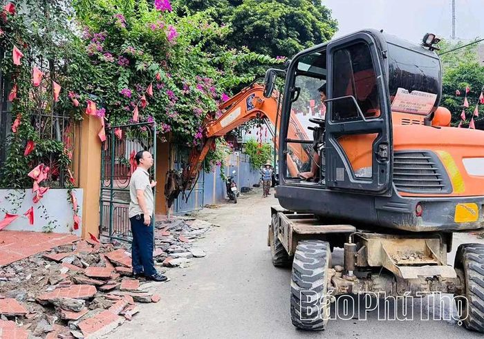 Qua kiểm tra thực tế tại các khu Nương Sơn và Nhà Thờ, Đoàn công tác xác định một số trường hợp sử dụng đất vượt quá phạm vi được cấp, có công trình, vật kiến trúc ảnh hưởng đến phạm vi hành lang an toàn đường bộ.