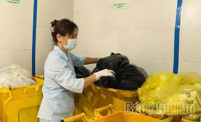 Nhân viên y tế Bệnh viện Giao thông Vĩnh Phúc kiểm tra, phân loại chất thải y tế tại khu tập kết trước khi vận chuyển đi xử lý theo quy định.