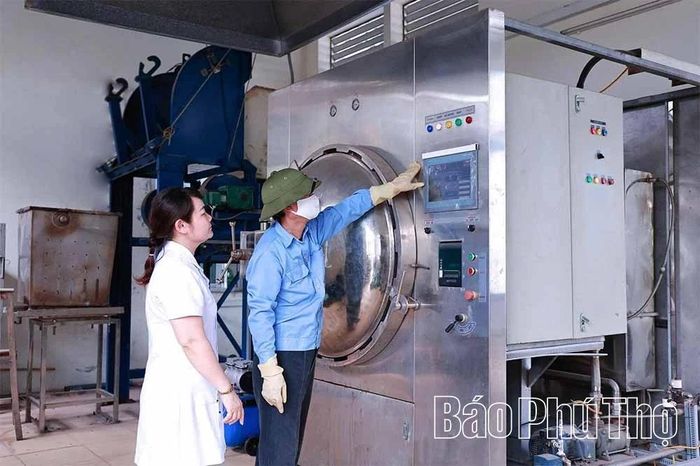 Công tác kiểm tra, giám sát vận hành lò xử lý rác thải y tế nguy hại được thực hiện thường xuyên nhằm bảo đảm an toàn môi trường bệnh viện.