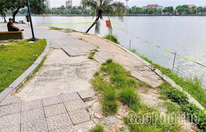 Sạt lở đã làm biến dạng đường dạo quanh công viên và gây mất an toàn tại bán đảo sát đường Tiên Dung.
