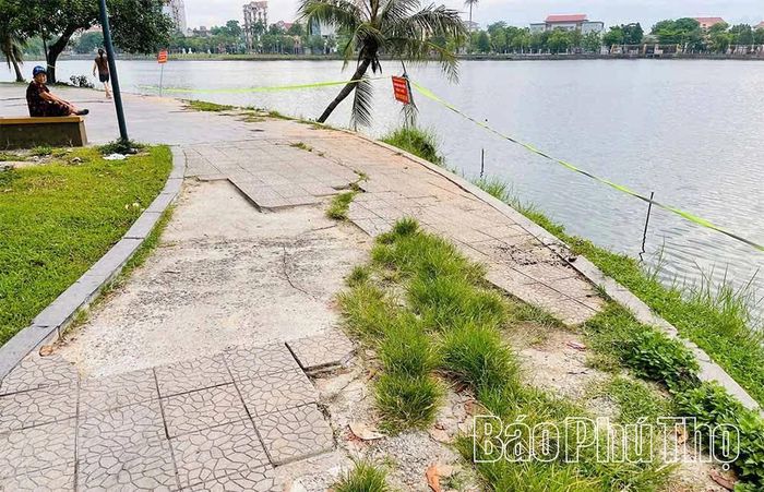 Sạt lở đã làm biến dạng đường dạo quanh công viên và gây mất an toàn tại bán đảo sát đường Tiên Dung.