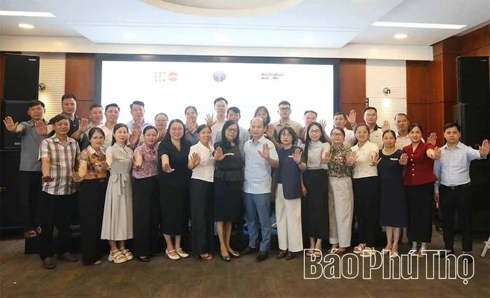 Ban tổ chức và các học viên tại lớp tập huấn.