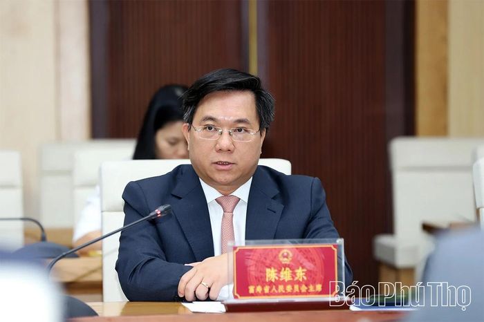 Chủ tịch UBND tỉnh Trần Duy Đông trao đổi tại buổi làm việc.