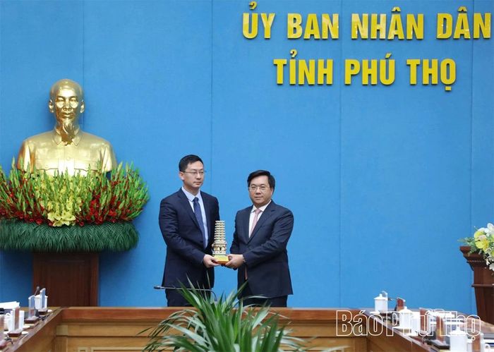 Chủ tịch UBND tỉnh Trần Duy Đông tặng quà lưu niệm cho Ông Lý Huy - Ủy viên Ban Điều hành, Công ty Chứng khoán Quốc Tế Hải Thông.