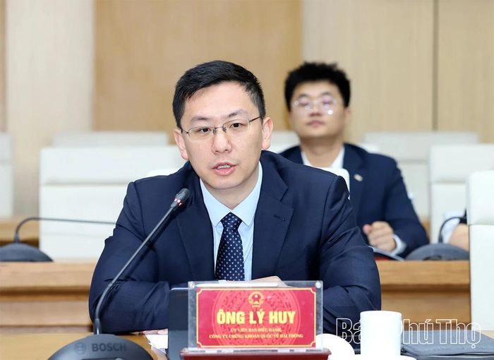 Ông Lý Huy - Ủy viên Ủy ban Điều hành, Công ty Chứng khoán Quốc tế Hải Thông trao đổi về các nội dung hợp tác.