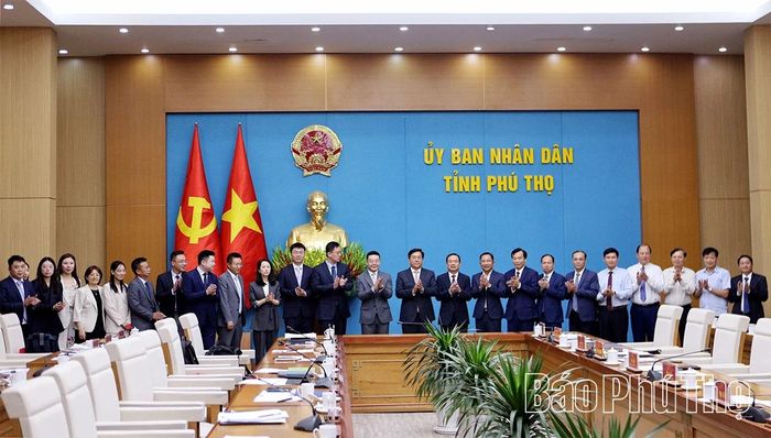 Các đồng chí lãnh đạo tỉnh và lãnh đạo các doanh nghiệp Trung Quốc chụp ảnh lưu niệm.