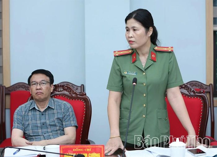 Đại diện Công an tỉnh báo cáo phương án đảm bảo an ninh trật tự tại Hội khỏe Phù Đổng tỉnh Phú Thọ lần thứ I.