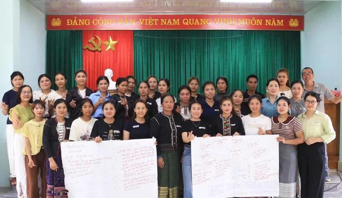 Phụ nữ xã Dân Hóa tham quan, học tập kinh nghiệm mô hình sinh kế tại xã Trường Sơn - Ảnh: NVCC