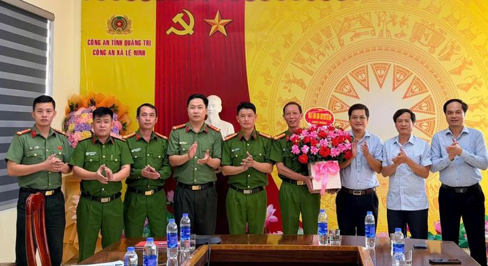 Đại diện lãnh đạo xã Lệ Ninh tặng hoa chúc mừng chiến công xuất sắc của Công an xã Lệ Ninh - Ảnh: CAX Lệ Ninh