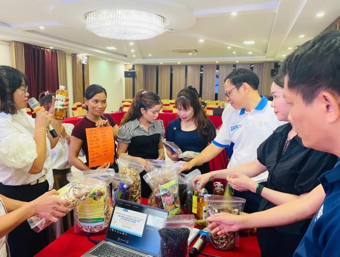 Chương trình tập huấn kết hợp giữa lý thuyết và thực nghiệm để nâng cao kỹ năng bán hàng và trưng bày sản phẩm cho học viên - Ảnh: T.L