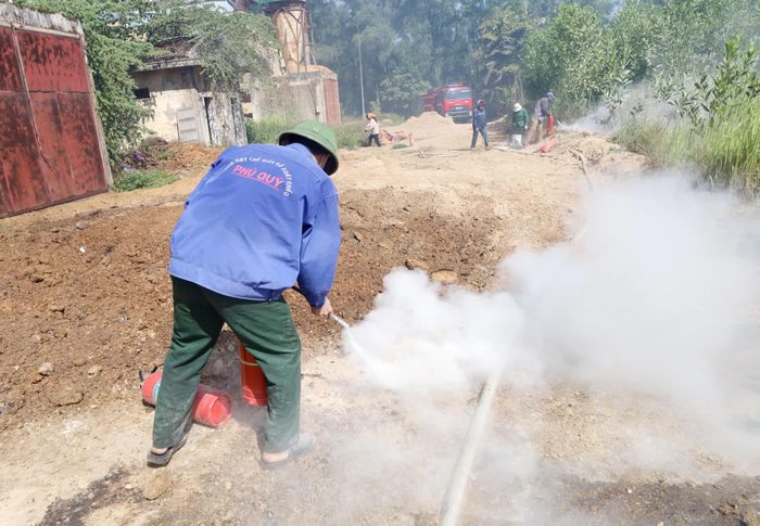 Nhiều bình chữa cháy được công nhân Xí nghiệp Chế biến gỗ xuất khẩu Phú Quý huy động để tham gia chữa cháy - Ảnh V.Minh