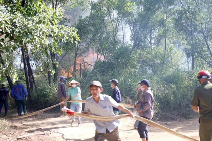 Cán bộ, công nhân Xí nghiệp Chế biến gỗ xuất khẩu Phú Quý cùng các lực lượng chức năng khẩn trương dập lửa - Ảnh V.Minh