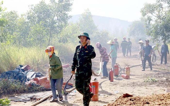 Các lực lượng tham gia chữa cháy - Ảnh V.Minh