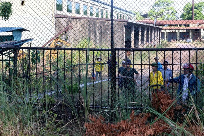 Một số đơn vị quanh khu vực xảy ra cháy đã chủ động phun nước phóng ngừa cháy lan vào trong khuôn viên của đơn vị mình - Ảnh: V.Minh