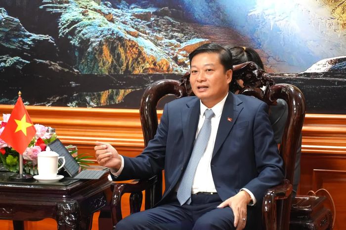 Đồng chí Lê Hồng Vinh, Chủ tịch UBND tỉnh bày tỏ niềm vui khi được đón tiếp đoàn công tác của Hoa Kỳ đến thăm và làm việc tại Quảng Trị - Ảnh: T.Đ